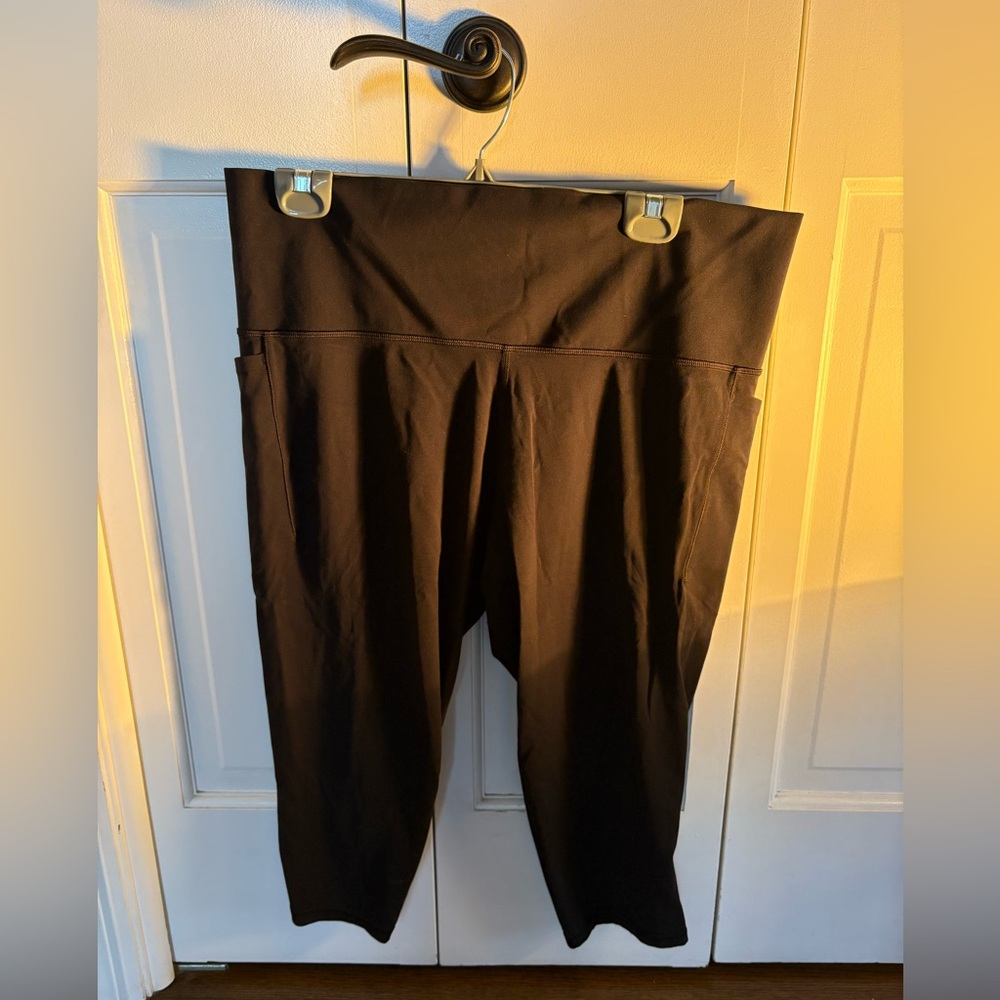 Athleta Black Salutation Stash Pocket Capri - Size 2X